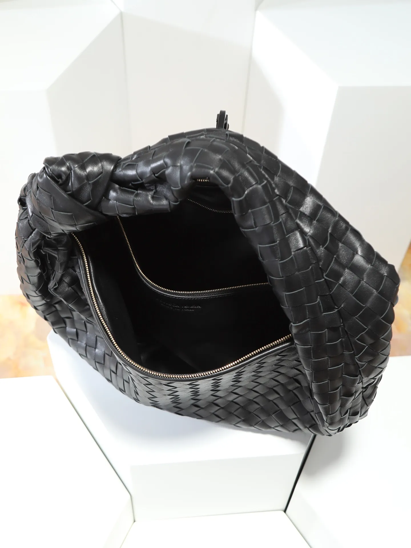 12800. 🥇 𝗝𝗢𝗗𝗜𝗘# Street style’s new favorite fashionable large size 𝙟𝙤𝙙𝙞𝙚 It’s coming, it’s coming, it’s really coming! I always felt that knitting was old-fashioned, until I met it - 𝙟𝙤𝙙𝙞𝙚, I realized that the original classic knitting elements and the new knot element design can be so fashionable! I have to admire your design talent! Large capacity to meet daily needs! Fashionable and versatile, it’s perfect for concave shapes, take it out to hit the streets! Size: 48*40*16cm Style No. #600261